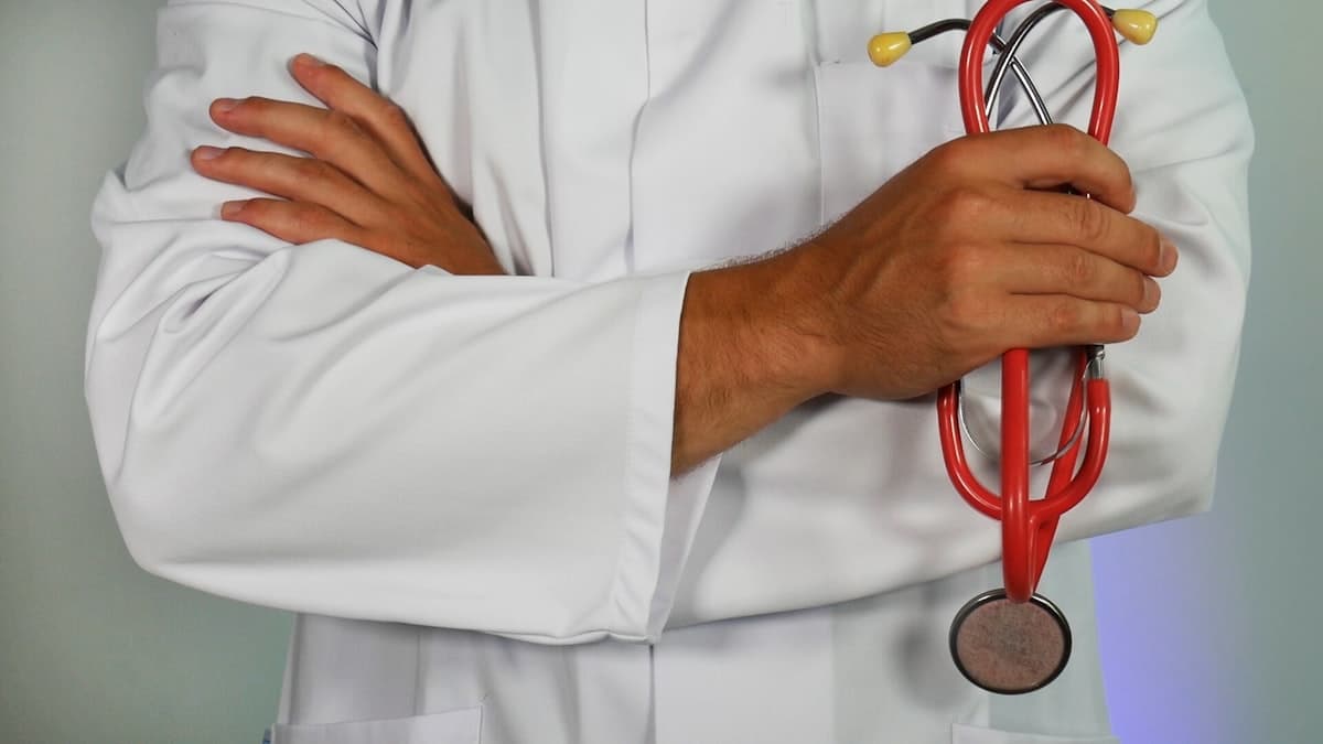 Steteskop tutan bir doktor
