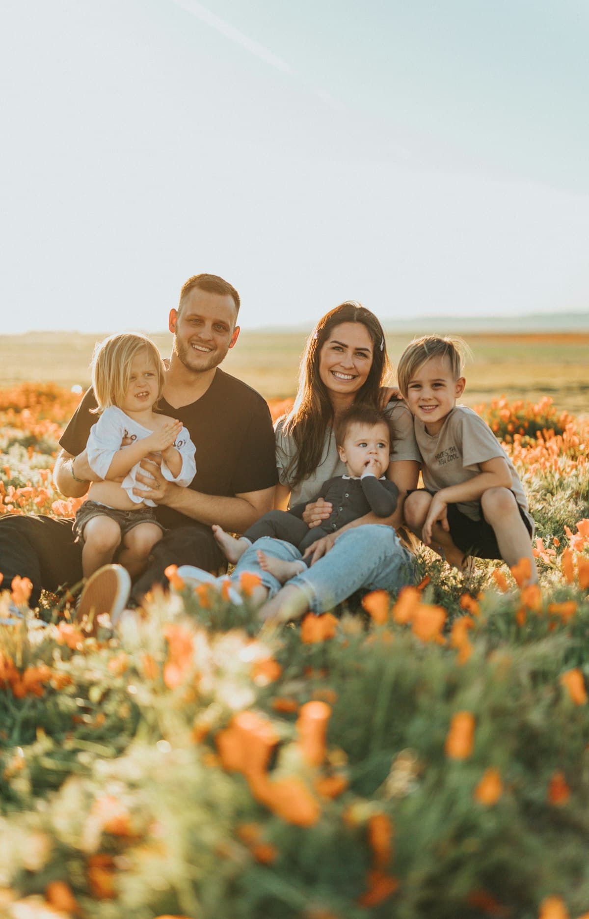 Çiçek tarlasında mutlu bir aile
